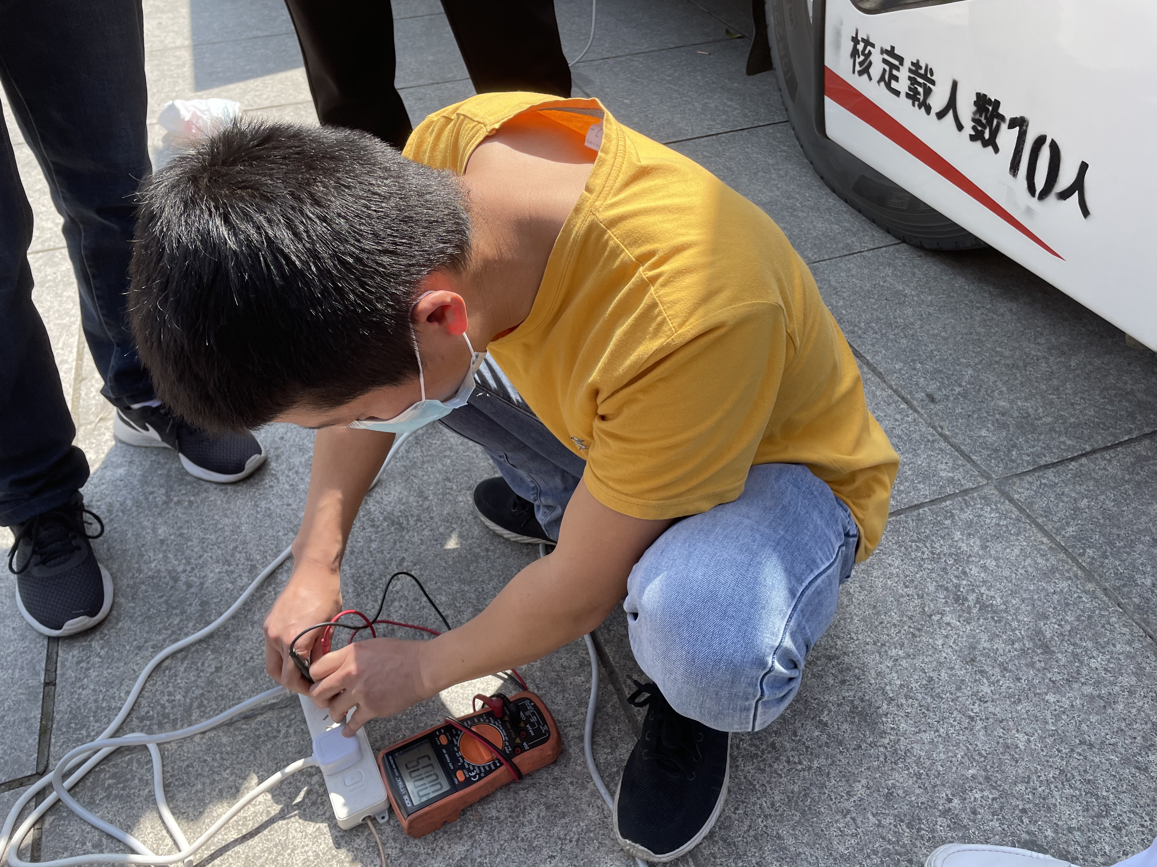 CA888亚洲城正能量：职工抢修献血车，好人好事成风景！